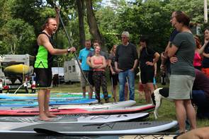 Instruktor erklärt die SUP Paddeltechnik